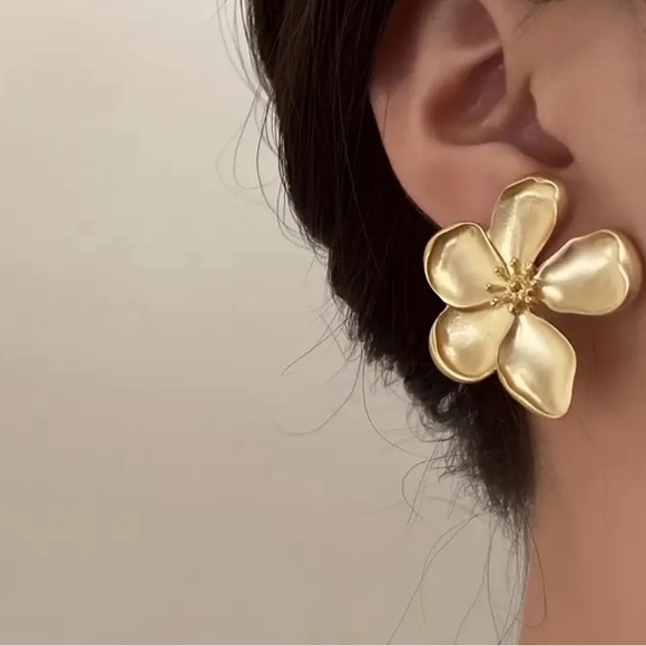 Urban Outfitters Jewelry - Vintage Inspired Exaggerated Flower Stud Earrings